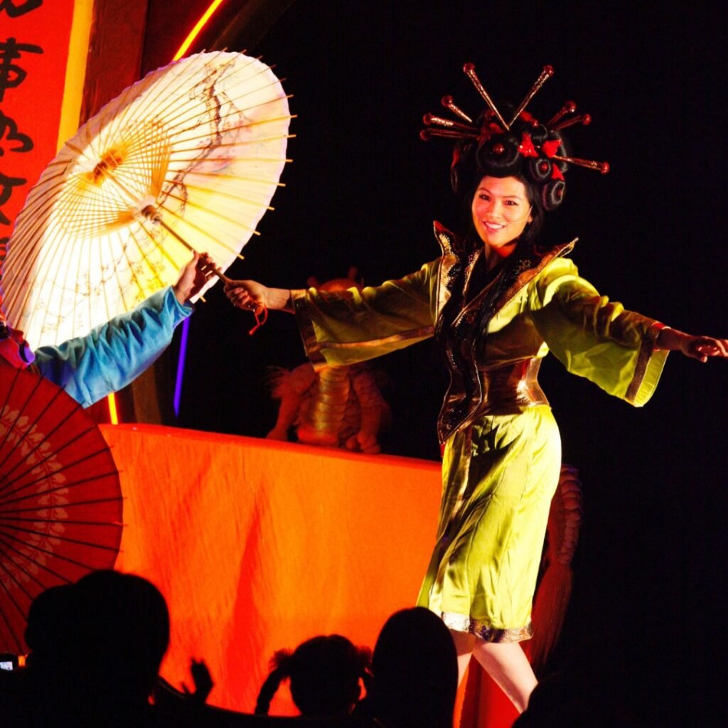 常貴瑞媤手持雨傘表演中國傳統舞臺藝術