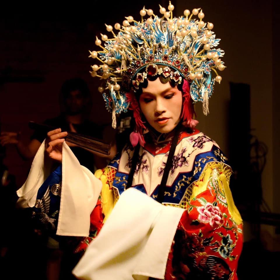 常貴瑞媤在戶外幕後，身著演出服裝